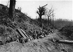 Deutsche Infanteriemeldegnger in Reserve auf dem Kemmelberg